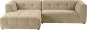 Beiges, gepolstertes Ecksofa mit linksseitiger Ottomane/Longchair und quadratischer Steppung, Ansicht schräg von vorne