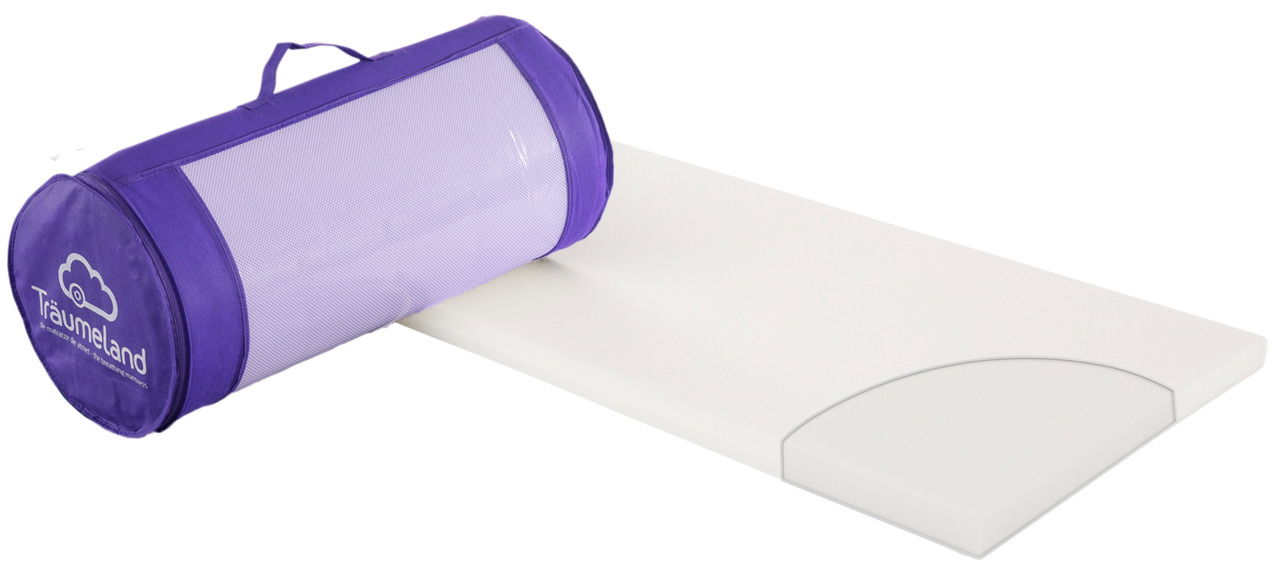 Reisebettmatratze mit lila Tragetasche, seitliche Perspektive