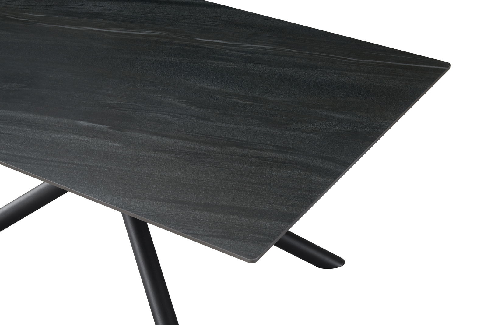 Nahaufnahme eines modernen Esstisches mit dunkler Tischplatte und schrägen Beinen, Perspektive von oben.