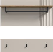 Wandregal mit Holzplatte und schwarzer Metallstange, darunter drei schwarze Haken an der Wand, frontale Ansicht