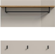 Wandregal mit Holzplatte und schwarzer Metallstange, darunter drei schwarze Haken an der Wand, frontale Ansicht