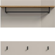 Wandregal mit Holzplatte und schwarzer Metallstange, darunter drei schwarze Haken an der Wand, frontale Ansicht