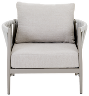 Frontansicht eines modernen Loungesessels mit hellgrauem Stoffbezug und Kissen.