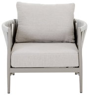 Frontansicht eines modernen Loungesessels mit hellgrauem Stoffbezug und Kissen.