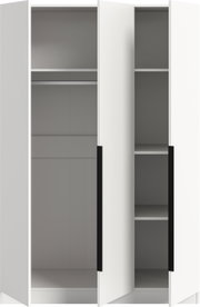 Weißer Kleiderschrank mit geöffneten Türen, links Kleiderstange und Ablage, rechts mehrere Regalböden, Frontansicht leicht schräg von vorn