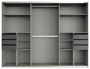 Innenansicht eines dreitürigen Schwebetürenschranks mit mehreren Regalböden, Schubladen und einer Kleiderstange, frontal betrachtet.