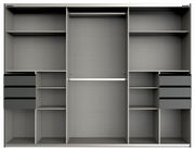 Innenansicht eines dreitürigen Schwebetürenschranks mit mehreren Regalböden, Schubladen und einer Kleiderstange, frontal betrachtet.