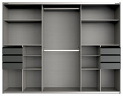 Innenansicht eines dreitürigen Schwebetürenschranks mit mehreren Regalböden, Schubladen und einer Kleiderstange, frontal betrachtet.
