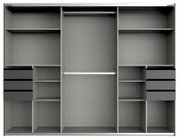 Innenansicht eines dreitürigen Schwebetürenschranks mit mehreren Regalböden, Schubladen und einer Kleiderstange, frontal betrachtet.