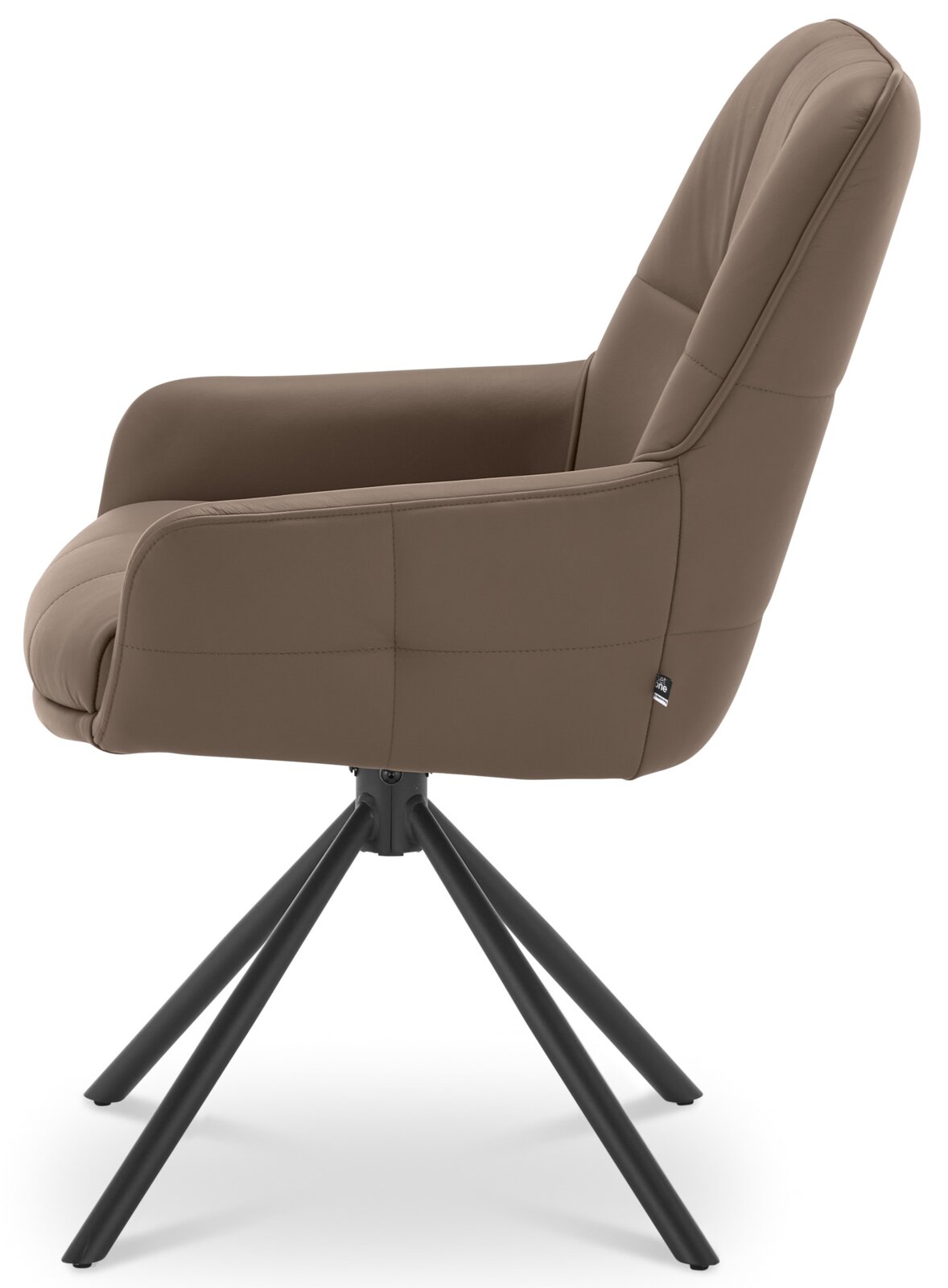Brauner gepolsterter Esszimmerstuhl mit Armlehnen und schwarzem Metall-Drehkreuzgestell, Seitenansicht von rechts vor weißem Hintergrund