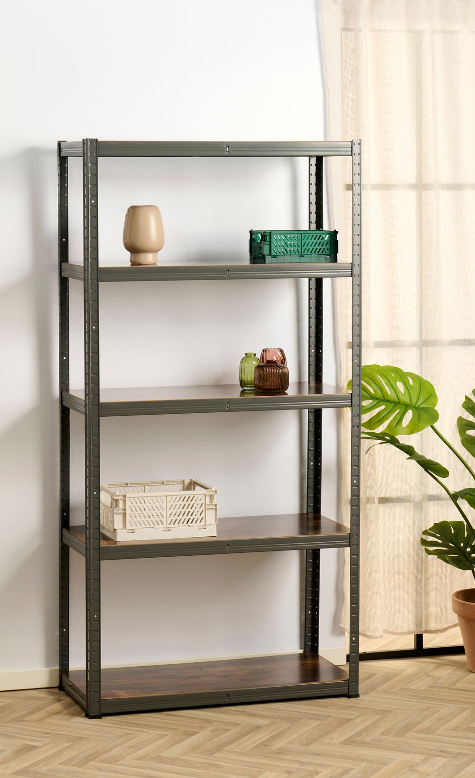 Kynast Exclusive Schwerlastregal Schwerlastregal in Holzoptik mit fünf Ebenen, dekoriert mit Vasen und Körben, seitliche Perspektive