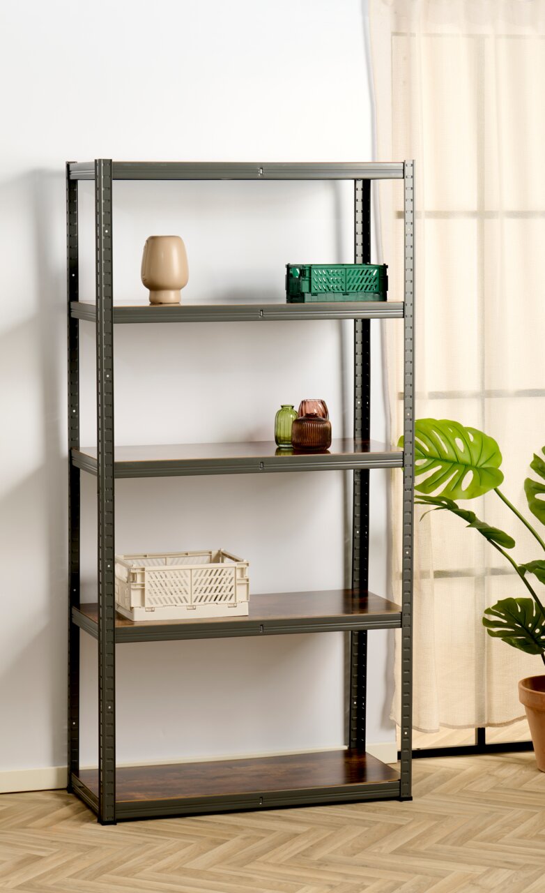 Kynast Exclusive Schwerlastregal Schwerlastregal in Holzoptik mit fünf Ebenen, dekoriert mit Vasen und Körben, seitliche Perspektive