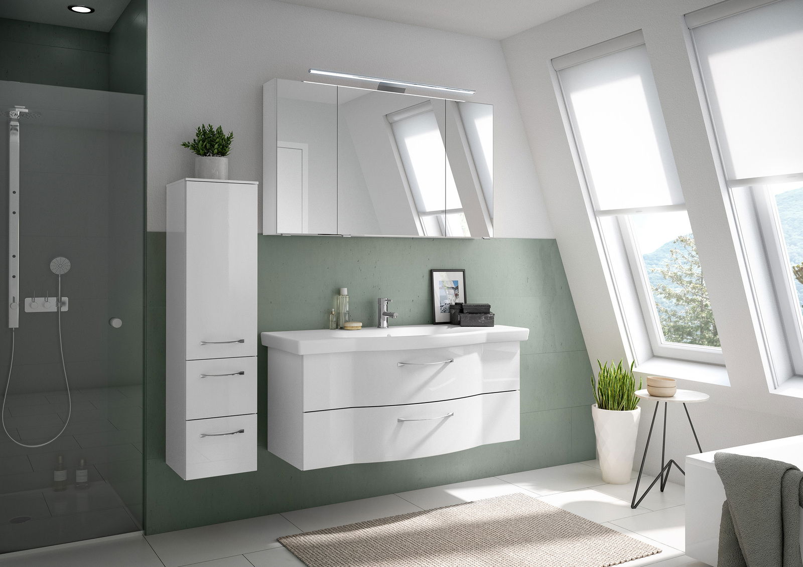 Moderner Badblock in einem hellen Badezimmer mit schrägen Fenstern, bestehend aus einem weißen Waschtisch mit zwei Schubladen und einem hohen Schrank, seitliche Perspektive.