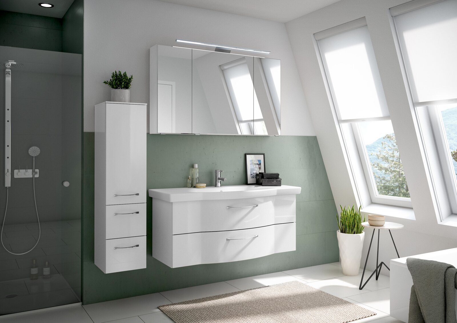Moderner Badblock in einem hellen Badezimmer mit schrägen Fenstern, bestehend aus einem weißen Waschtisch mit zwei Schubladen und einem hohen Schrank, seitliche Perspektive.