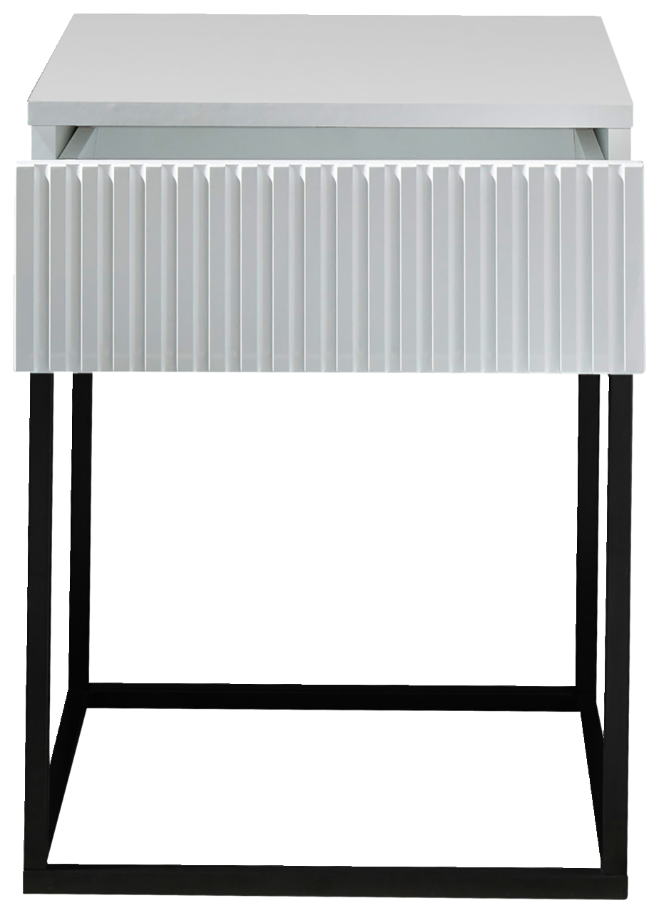 Moderne Nachtkommode mit weißer, geriffelter Front und schwarzem Metallgestell, Frontalansicht.