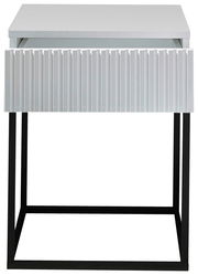 Moderne Nachtkommode mit weißer, geriffelter Front und schwarzem Metallgestell, Frontalansicht.