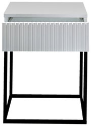 Moderne Nachtkommode mit weißer, geriffelter Front und schwarzem Metallgestell, Frontalansicht.
