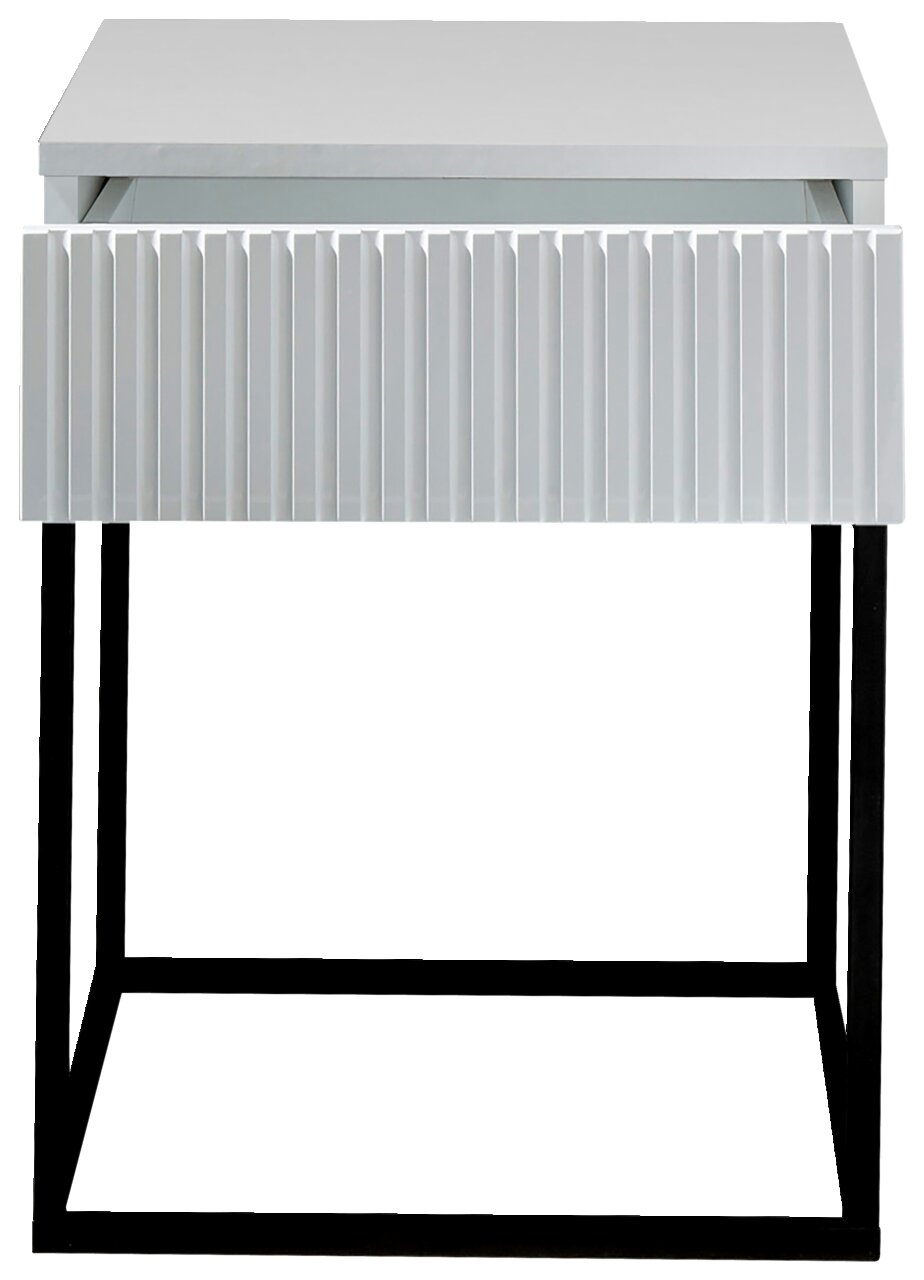 Moderne Nachtkommode mit weißer, geriffelter Front und schwarzem Metallgestell, Frontalansicht.