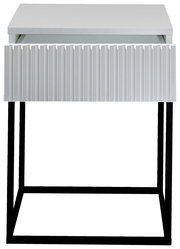 Moderne Nachtkommode mit weißer, geriffelter Front und schwarzem Metallgestell, Frontalansicht.