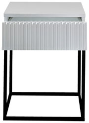 Moderne Nachtkommode mit weißer, geriffelter Front und schwarzem Metallgestell, Frontalansicht.
