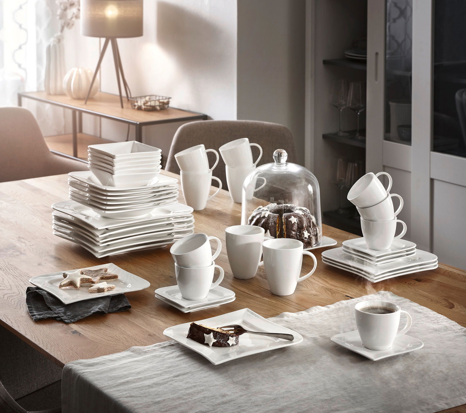 Elegantes 42-teiliges Kombiservice 'Melodie' in moderner Tischdekoration, seitliche Perspektive.