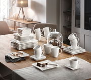Elegantes 42-teiliges Kombiservice 'Melodie' in moderner Tischdekoration, seitliche Perspektive.