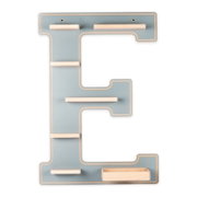 Buchstabenregal in Form eines großen E, hellblau mit naturfarbenen Holzablagen und kleiner Box, frontale Ansicht