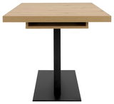 Moderner Esstisch mit Holzplatte und schwarzem Metallfuß, Seitenansicht