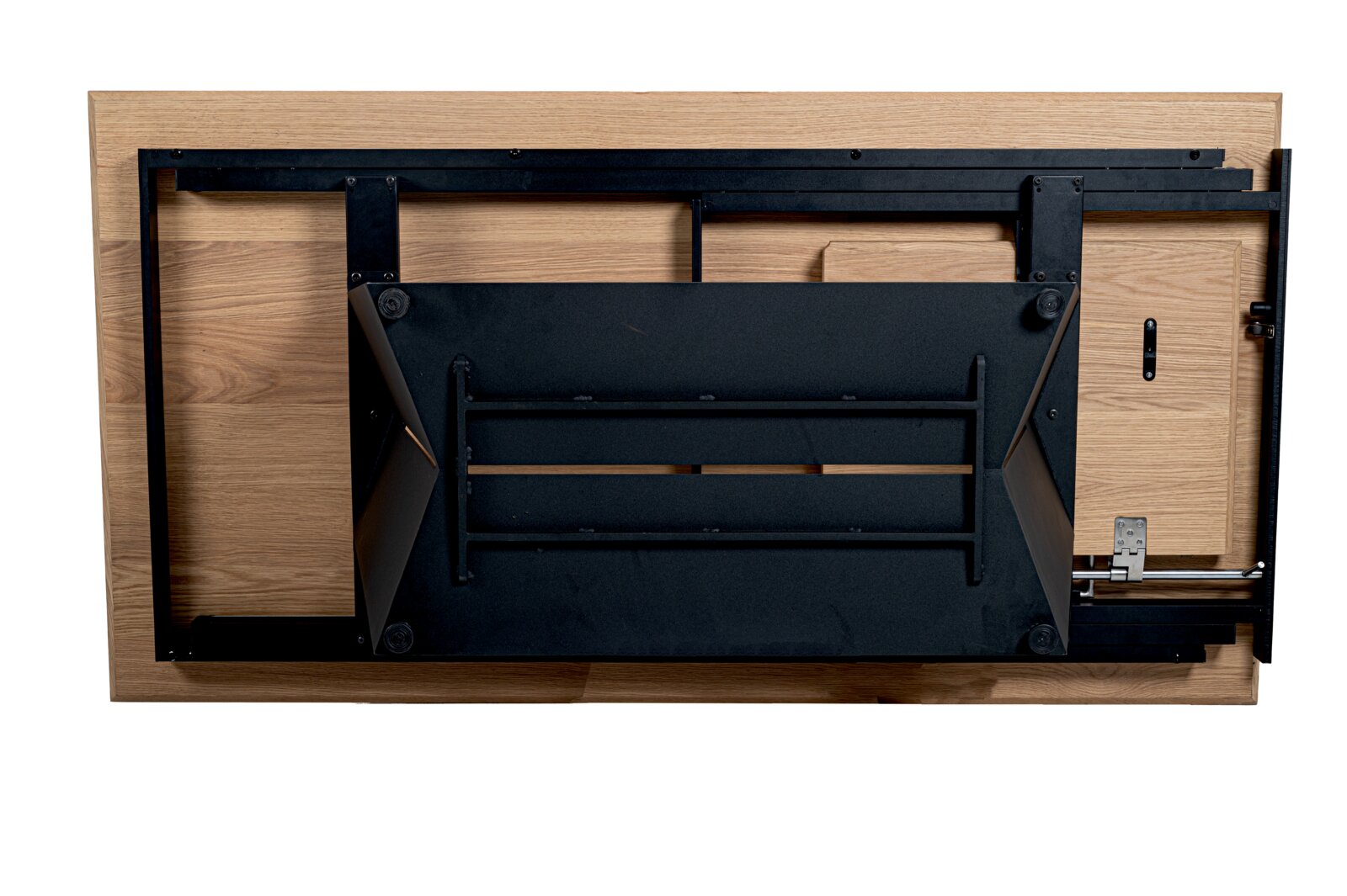 De onderkant van een houten eettafel met een zwart metalen frame, gezien van onderaf