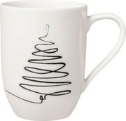 Weiße Tasse mit schwarzem, spiralförmigem Weihnachtsbaum-Design, seitliche Perspektive
