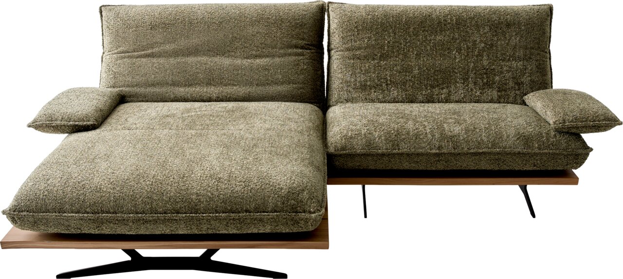 Moderne hoekbank met ottomane aan de linkerkant, bekleding van olijfgroen gemêleerde stof, twee rugkussens, vlakke armleuningen, houten sokkel en zwarte metalen poten, vrijstaand tegen een witte achtergrond, vooraanzicht