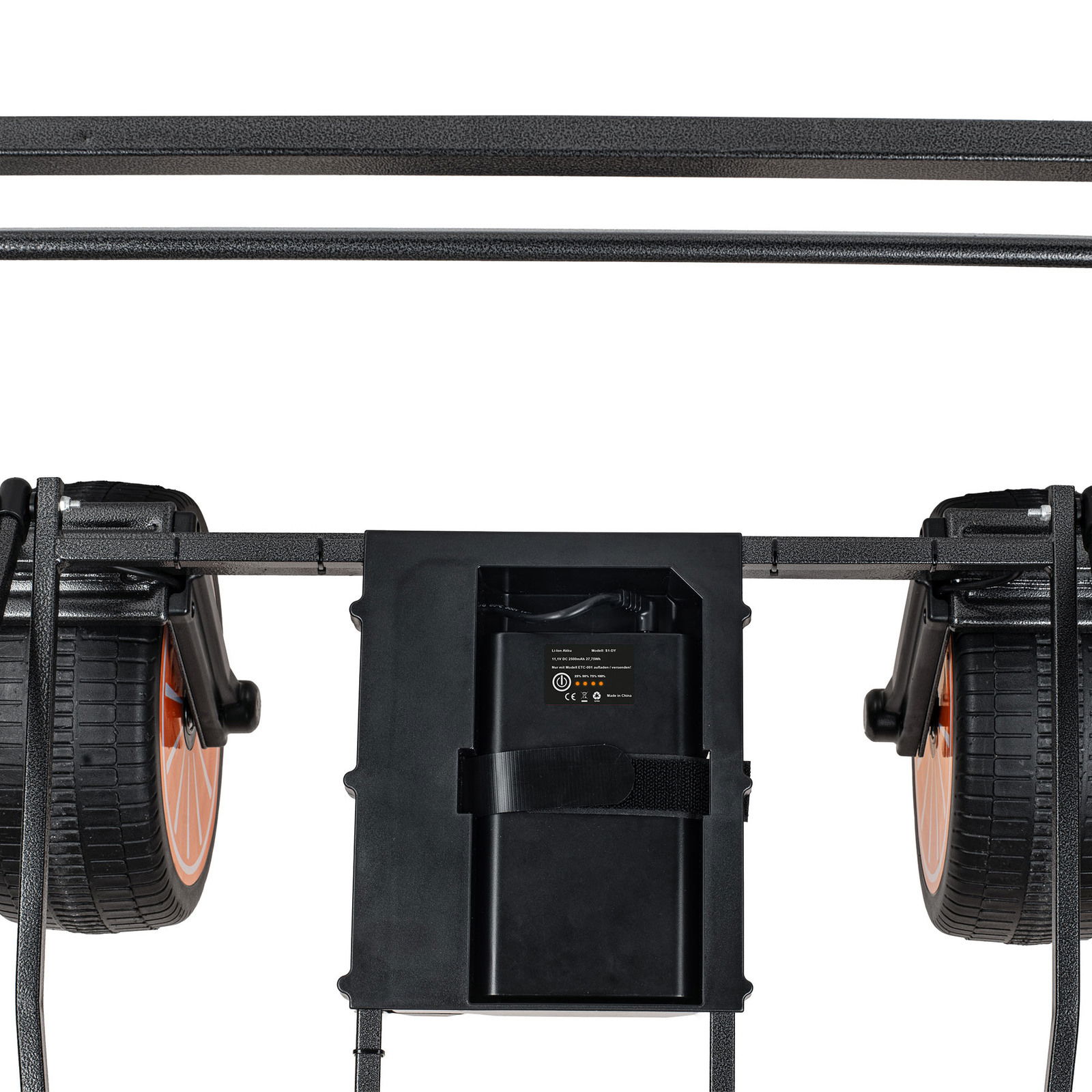 Ansicht von unten auf den elektrischen Bollerwagen Falko mit sichtbarem Akku und Rädern.