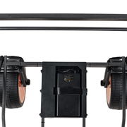 Ansicht von unten auf den elektrischen Bollerwagen Falko mit sichtbarem Akku und Rädern.