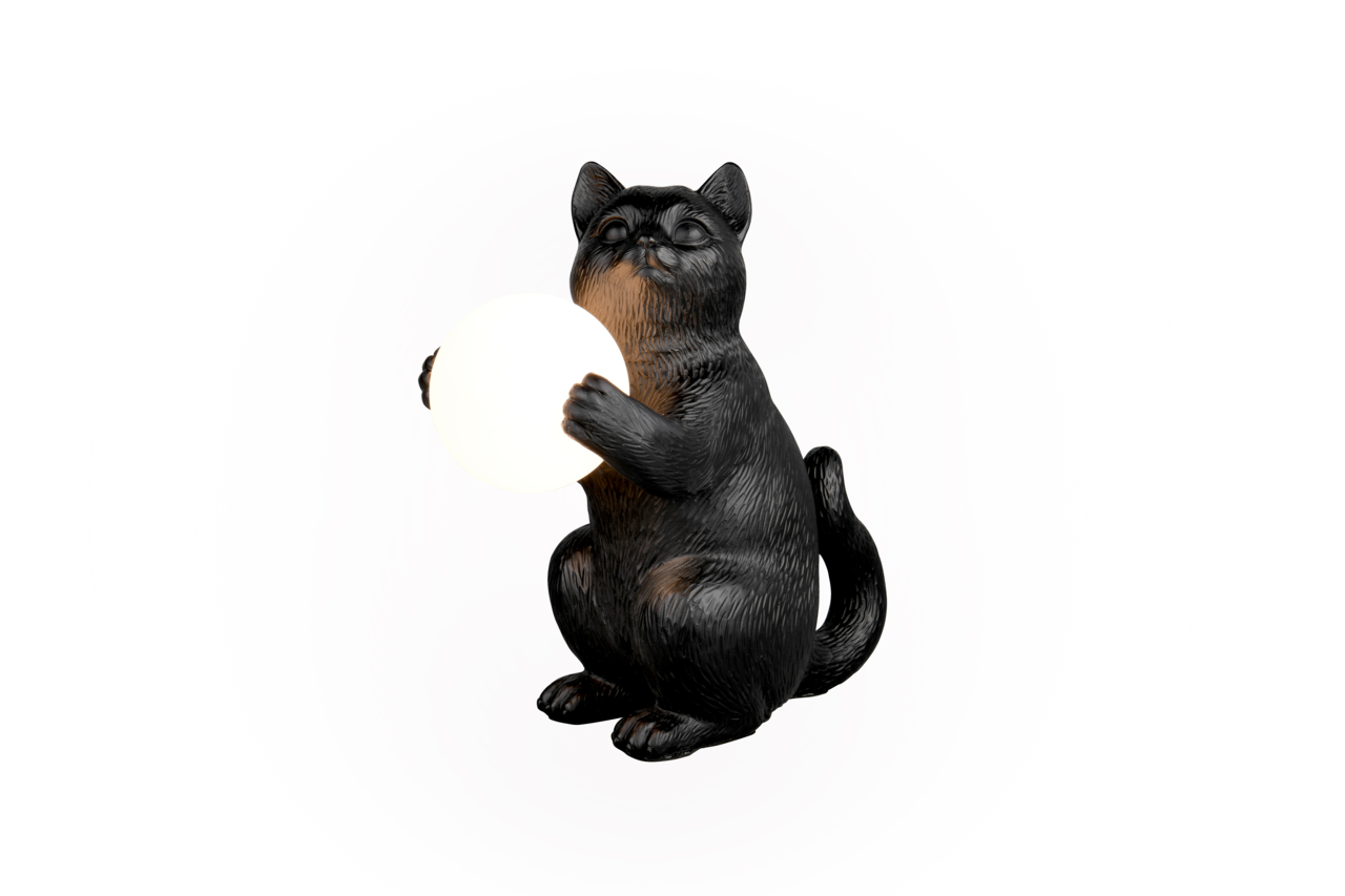 Schwarze Tischleuchte in Form einer sitzenden Katze, die eine leuchtende Kugel in den Pfoten hält, frontal betrachtet.