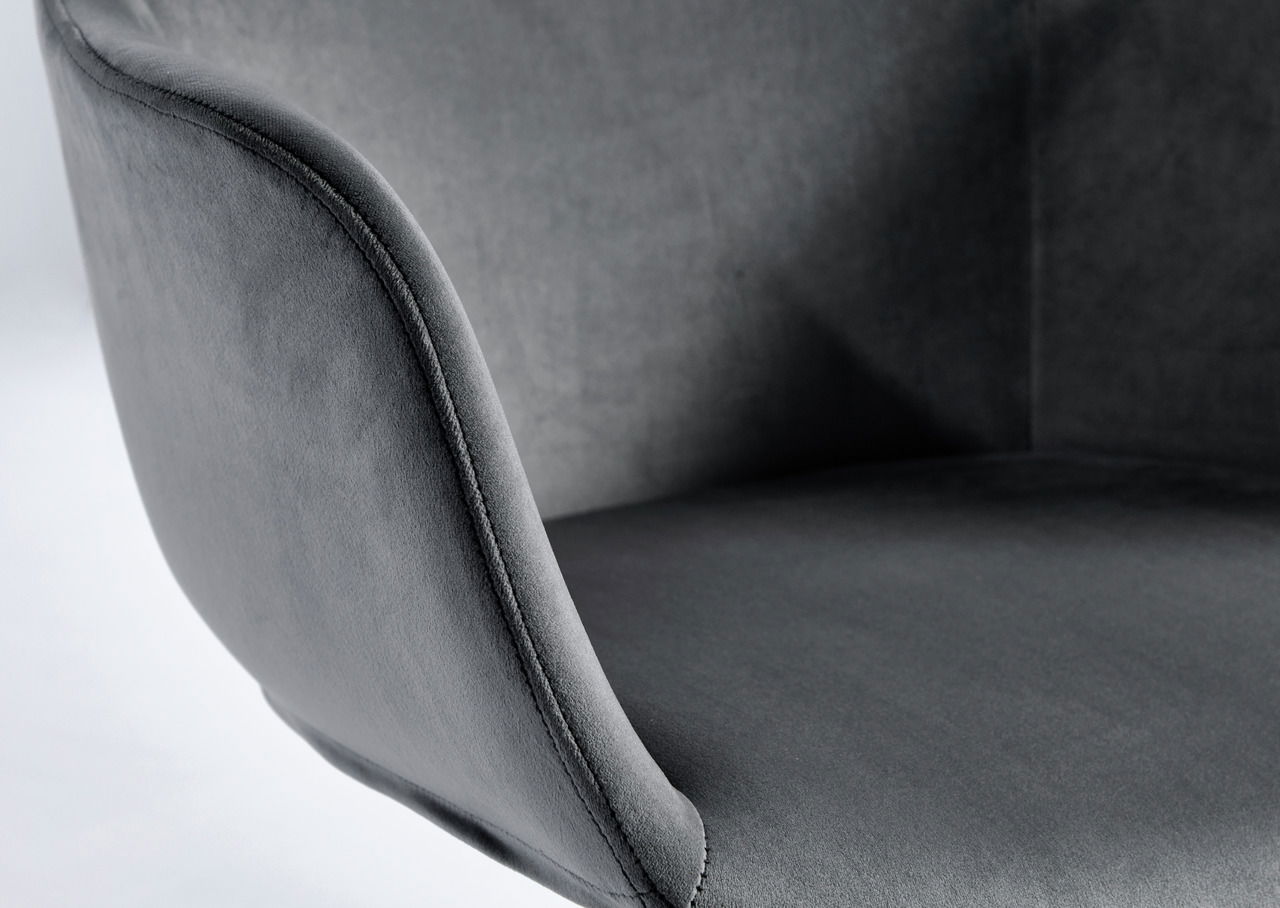 Nahaufnahme eines grauen Bürostuhls mit geschwungenen Armlehnen, seitliche Perspektive