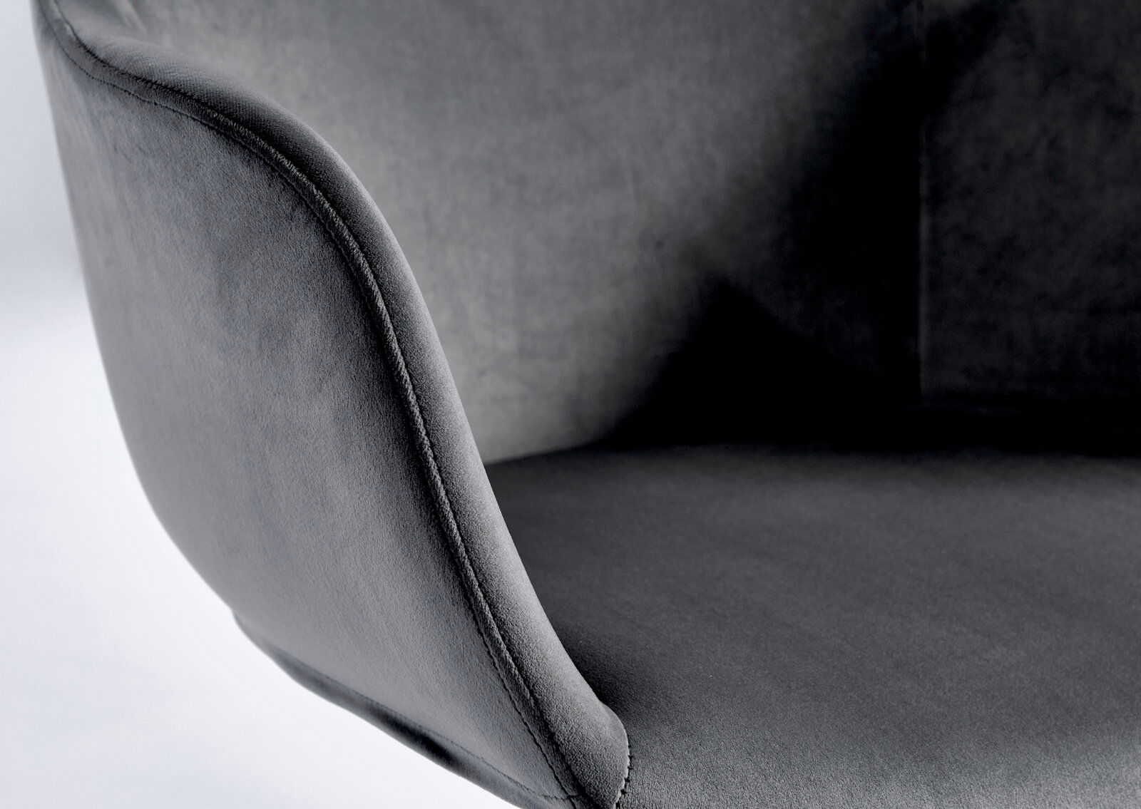 Nahaufnahme eines grauen Bürostuhls mit geschwungenen Armlehnen, seitliche Perspektive