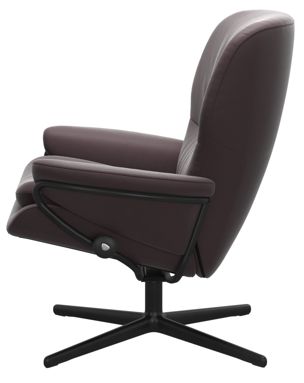 Seitliche Ansicht eines modernen Einzelsessels mit schwarzem Metallgestell und dunkelbrauner Polsterung.