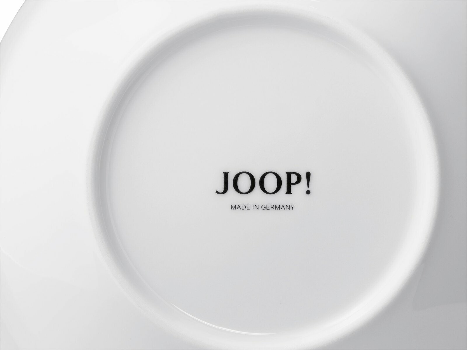 Rückseite eines weißen Tellers mit der Aufschrift 'JOOP! MADE IN GERMANY'.