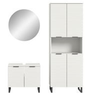 Badkombination bestehend aus einem runden Spiegel, einem niedrigen Unterschrank und einem hohen Hochschrank mit gerillten weißen Fronten, frontal betrachtet.
