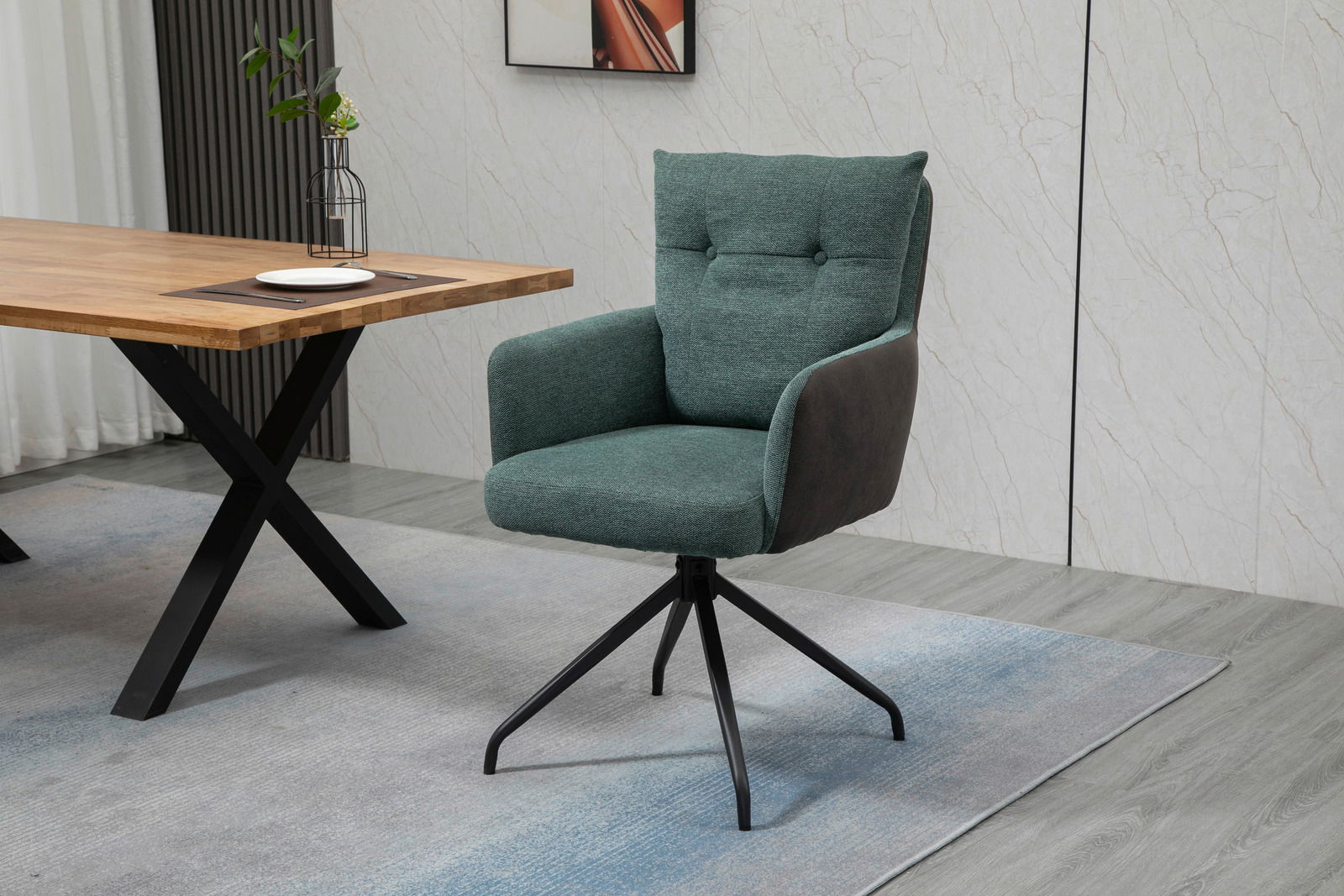 Moderner grüner Sessel mit schwarzem Metallgestell, seitliche Perspektive, neben einem Holztisch in einem stilvollen Raum.