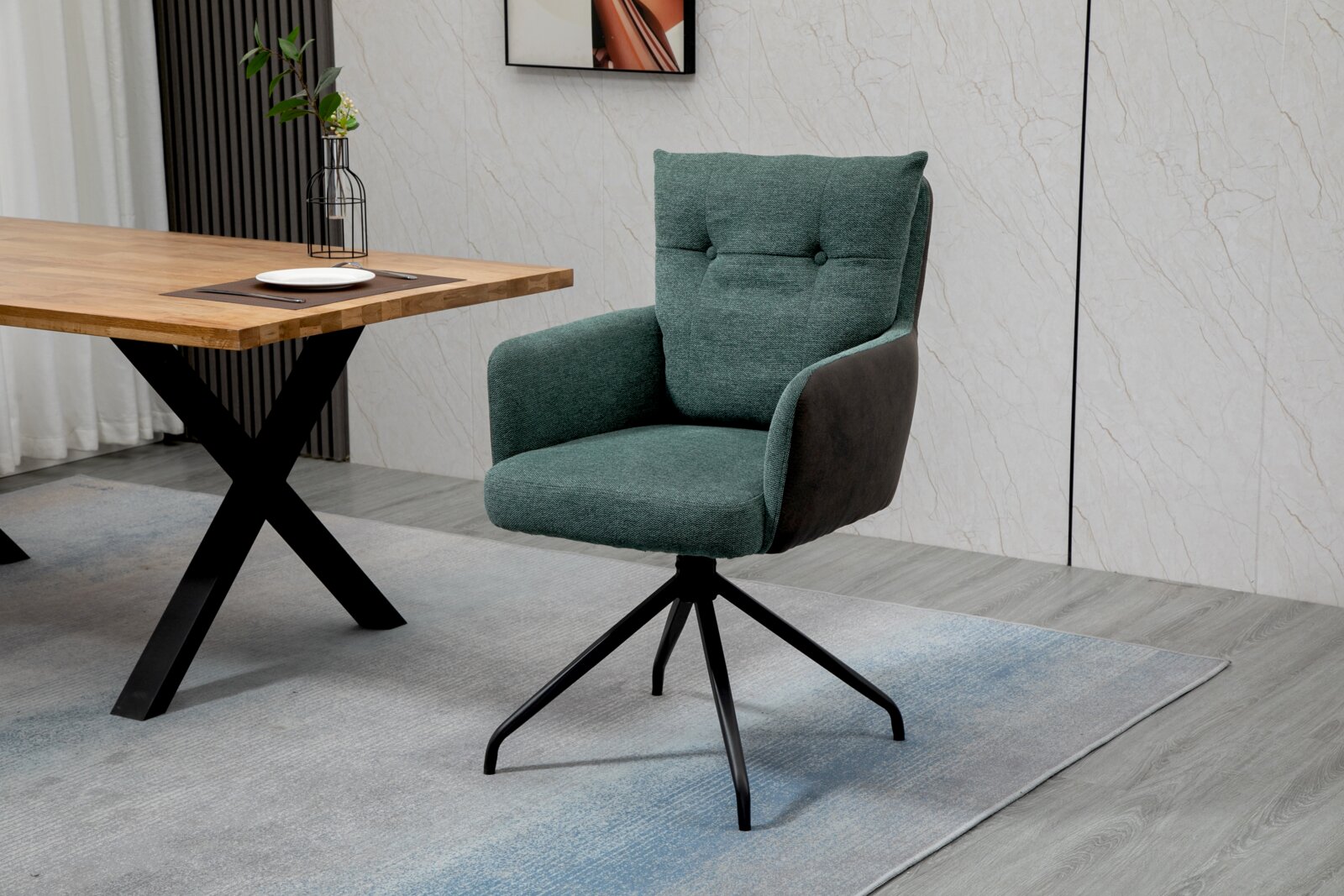 Moderne groene fauteuil met een zwart metalen frame, gezien vanaf de zijkant, naast een houten tafel in een stijlvolle ruimte.