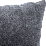 Nahaufnahme eines grauen Kissens mit weicher Textur, perspektivisch von der Seite aufgenommen.