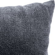 Nahaufnahme eines grauen Kissens mit weicher Textur, perspektivisch von der Seite aufgenommen.