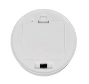 Ronde witte kunststof LED-theelicht-/kaarsenhouder met batterijvak en aan/uit-schakelaar, achteraanzicht van onderaf op een witte achtergrond