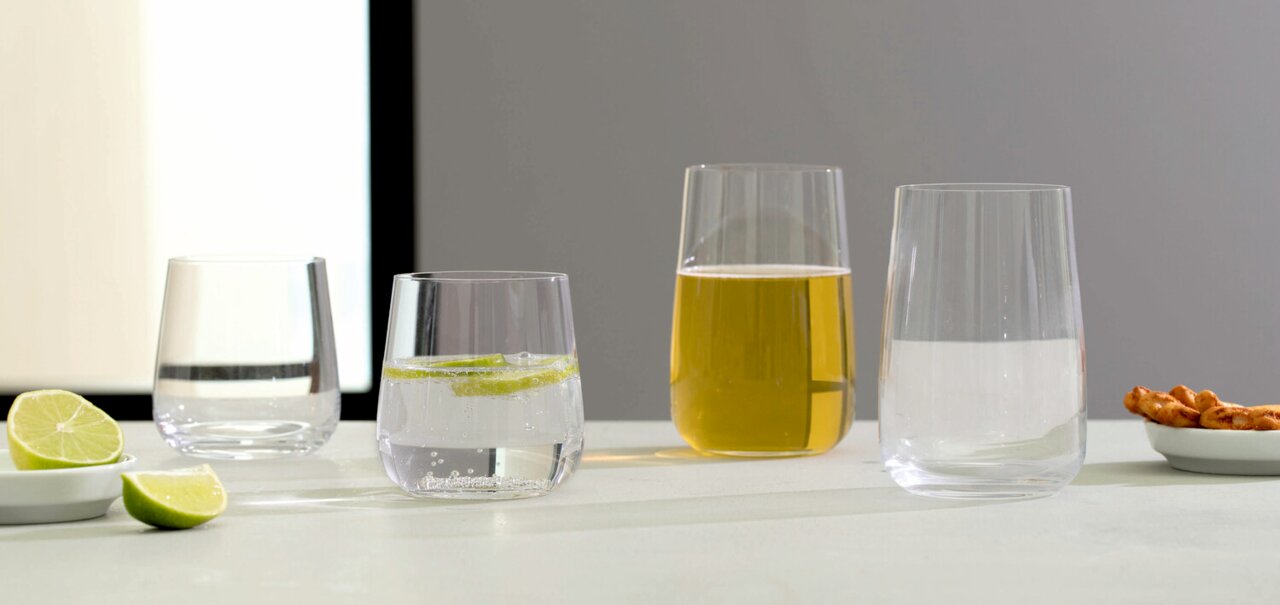 Leonardo Drinkglas BRUNELLI Vier Brunelli-drinkglazen van 400 ml op een tafel, gevuld met verschillende dranken, gefotografeerd vanuit een zijaanzicht.