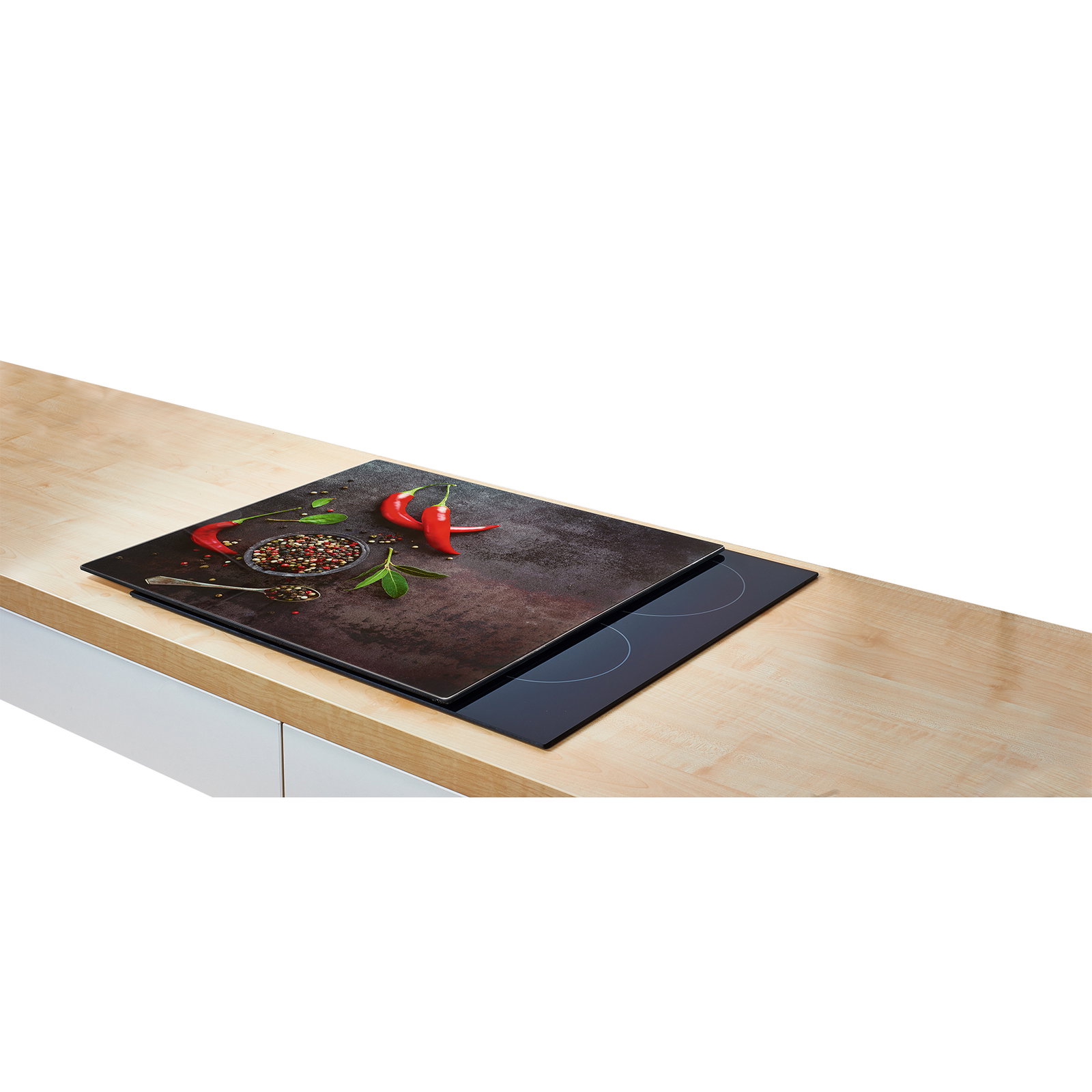 Herdabdeckplatte mit Gewürzen und roten Chilischoten, aus der Vogelperspektive auf einem Herd platziert.