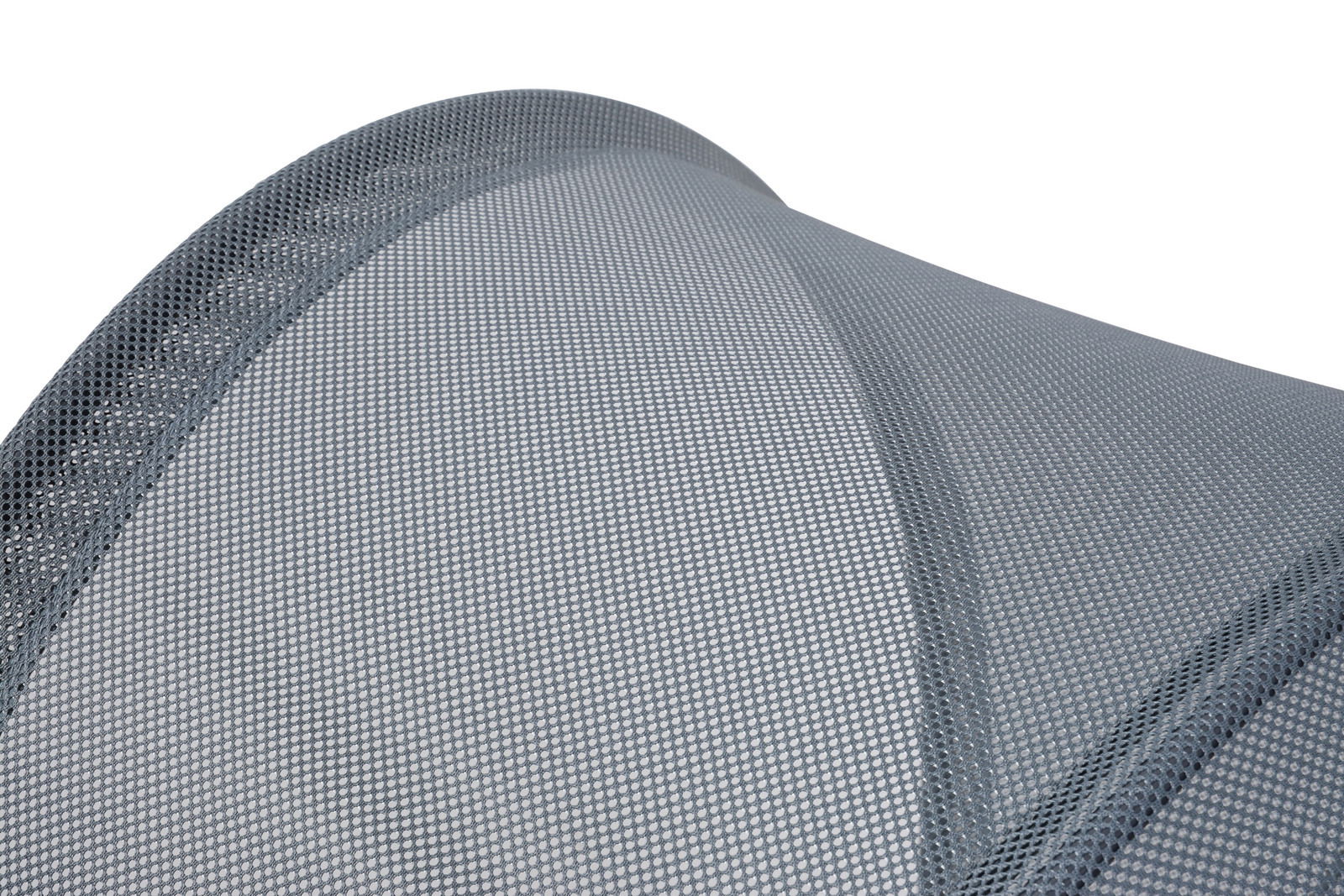 Nahaufnahme eines Loungesessels mit grauem Netzstoff, seitliche Perspektive