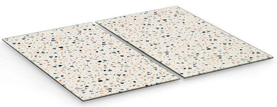 Zwei Herdabdeck- und Schneideplatten mit buntem Terrazzo-Muster, aus schräger Vogelperspektive fotografiert.