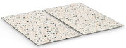 Zwei Herdabdeck- und Schneideplatten mit buntem Terrazzo-Muster, aus schräger Vogelperspektive fotografiert.
