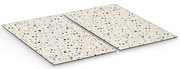 Zwei Herdabdeck- und Schneideplatten mit buntem Terrazzo-Muster, aus schräger Vogelperspektive fotografiert.